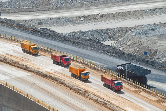 大陆目前7成以上电力来自火力发电，而造成多地拉闸限电的主因就是煤炭供应不足。图为大陆内蒙古鄂尔多斯市的露天煤矿。（新华社）