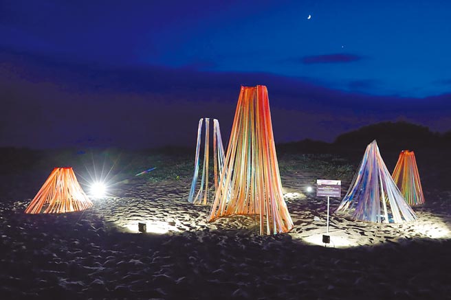 「北海潮與火」光影藝術展14晚在中角灣國際衝浪基地開幕。（新北市景觀處提供／王揚傑新北傳真）