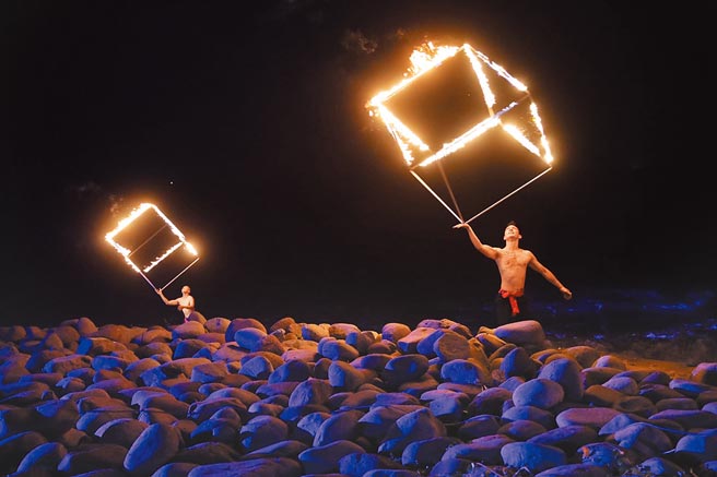 開場由「即將成真」火舞團帶來精彩的火舞表演。（新北市景觀處提供／王揚傑新北傳真）