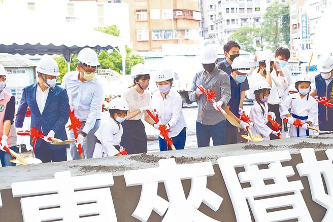 台中市惠來厝段好宅新建工程動土，市長盧秀燕（中）表示，台中社宅戶數提前達標，但中央1戶都未落成，向中央喊話「加油！」（盧金足攝）