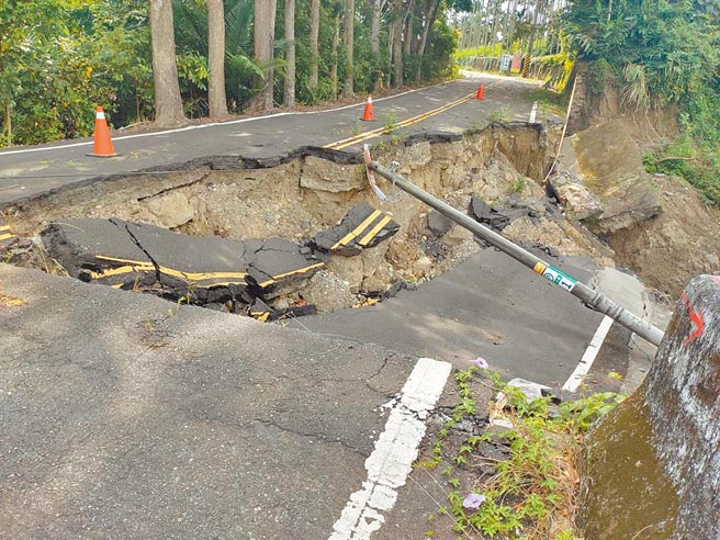 云209线的边坡3年前开始小坍塌，公共工程委员会要求云林县政府监测，今年八月豪雨后加剧成为走山，工务处即将发包修復。（云林县政府提供／周丽兰云林传真）