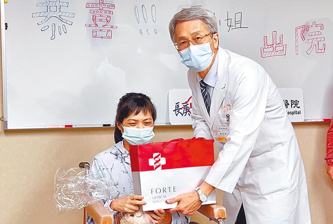 屏东县受暴超商女店员潘小姐，在高雄长庚住院19天接受完整专业治疗后，昨天已顺利出院。（高雄长庚医院提供／林雅惠传真）