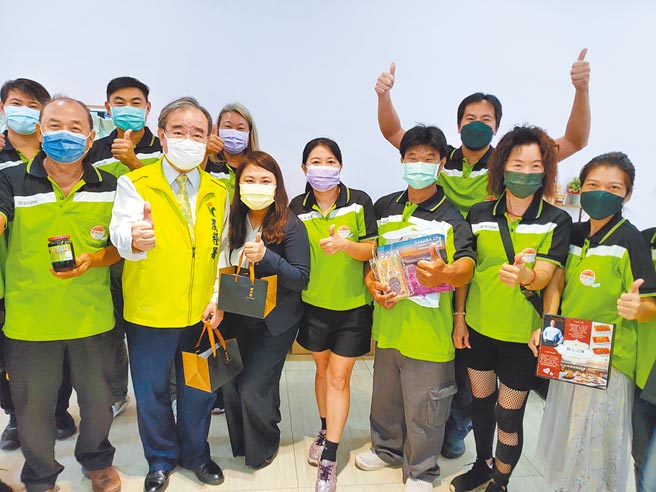 在农粮署长胡忠一（前排左二）见证下，由枋寮11个品牌联合成立的枋寮940通过「支持台湾稻农决议文」，推出「台湾米料理」力挺台湾稻农。（谢佳潾摄）