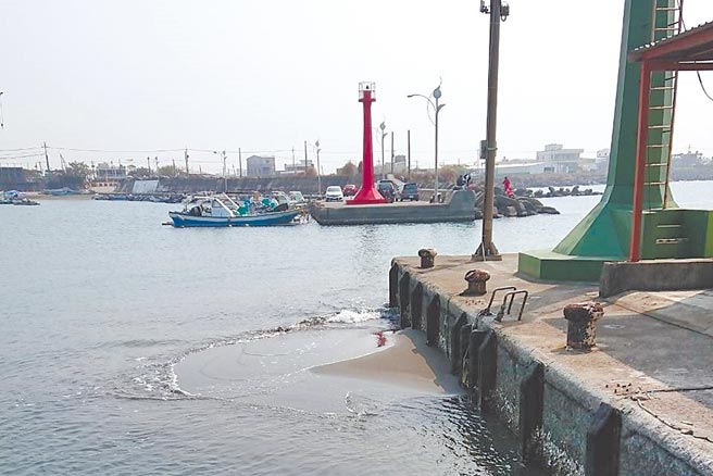 高雄市永新漁港急需清淤。（邱志偉服務處提供／林瑞益高雄傳真）