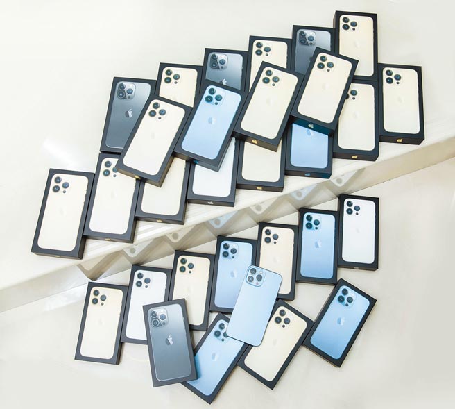 30支iPhone 13 Pro手機將在今晚直播中送出。（石智中攝）
