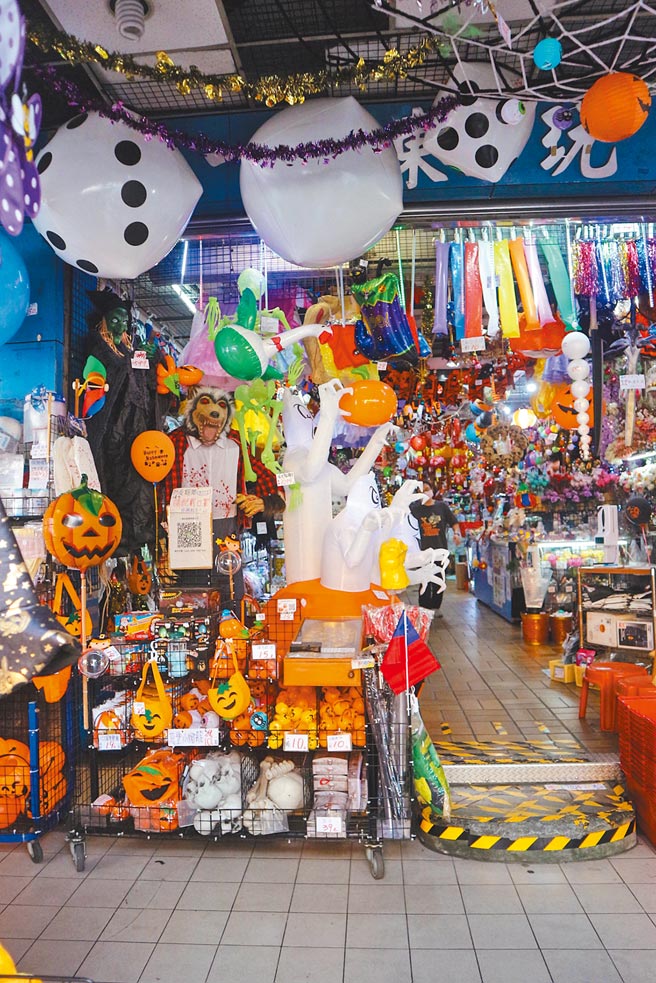 除了扮裝道具，商圈內也有不少萬聖布置道具。（林欣儀攝）