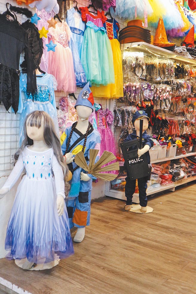 華陰商圈上的節慶商店，已為即將到來的萬聖節做足準備。（林欣儀攝）