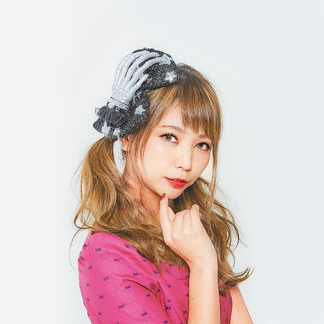 台隆手創館骷髏頭緞帶髮夾，原價250元，特價175元。（台隆手創館提供）