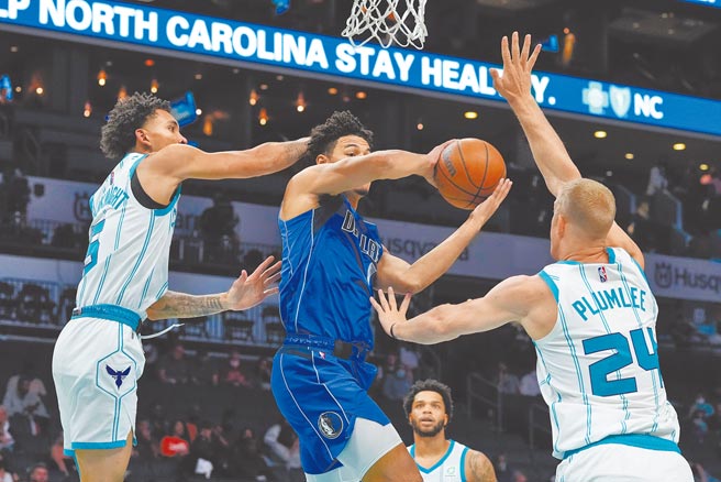 独行侠中锋鲍尔（中）在黄蜂布肯（左）、梅森普朗里防守下传球。（路透）