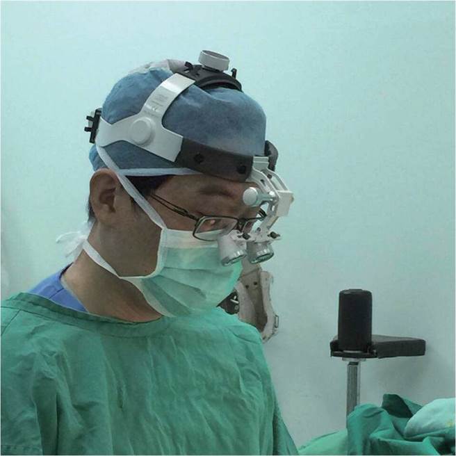 工作中的苏上豪医师。(照片由苏上豪提供)