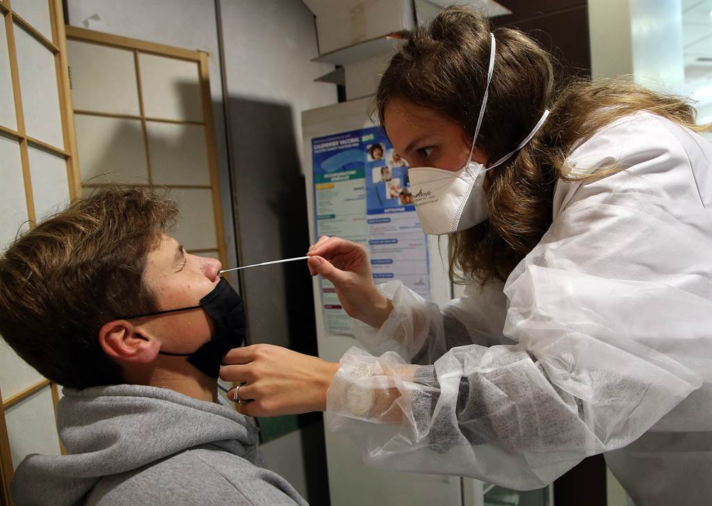 深入鼻咽腔壁取样的筛检方法，是新冠肺炎快筛中最被广泛应用的方式，但过程很不舒服，令人闻之色变。（图／美联社）(photo:ChinaTimes)