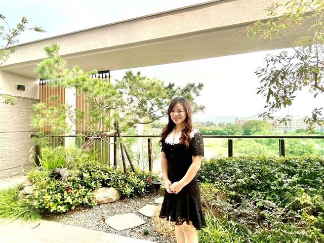 生活家建设副总经理刘瑾昀在网路为豪墅成屋拍开箱影片，吸引很多网友讚声激推。（卢金足摄）