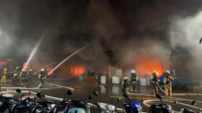 高雄鹽埕區「城中城」大樓14日凌晨發生大火，釀成46人死亡、41人受傷。（民眾提供／袁庭堯高雄傳真）