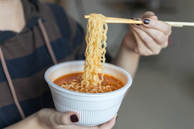 女大生打工2万被父母借光，只得啃泡麵度日，劝大家没钱千万别生小孩。（图／Shutterstock）