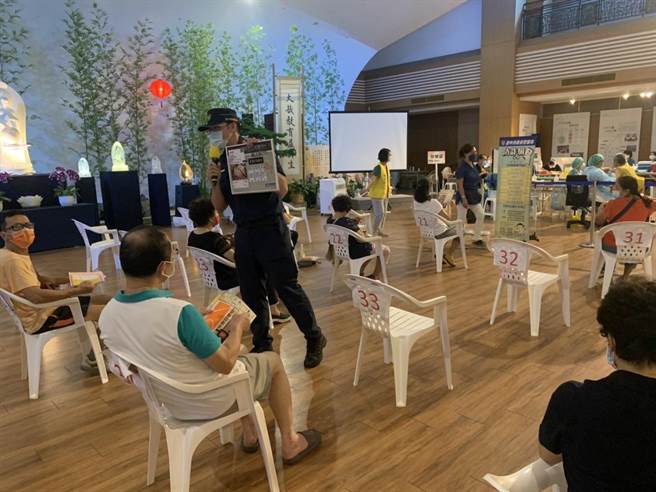 南屯派出所员警藉由「假代办真诈骗」、「假藉领取流程有误」、「传送不明网址要你点击」等诈骗手段，提醒民眾勿轻易受骗上当。（警方提供）