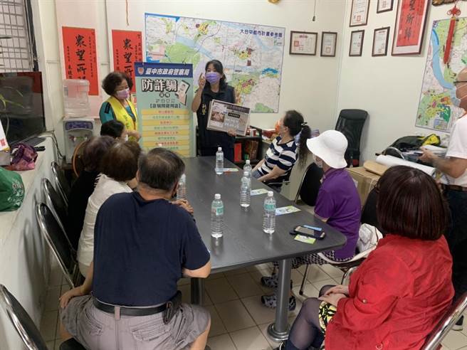 女警深入地方，以说学逗唱方式至大诚里的里民办公室向高龄者宣导「五倍券反诈骗」。（警方提供）