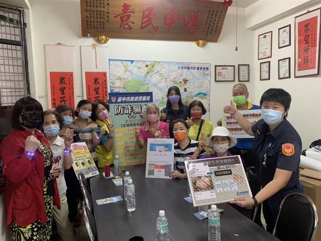 女警深入地方，以说学逗唱方式至大诚里的里民办公室向高龄者宣导「五倍券反诈骗」。（警方提供）
