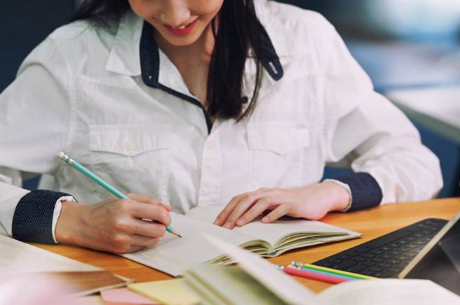高中妹为了暗恋对象想考电机系，台大教授叶丙成留言劝她考虑清楚。（图／shutterstock）