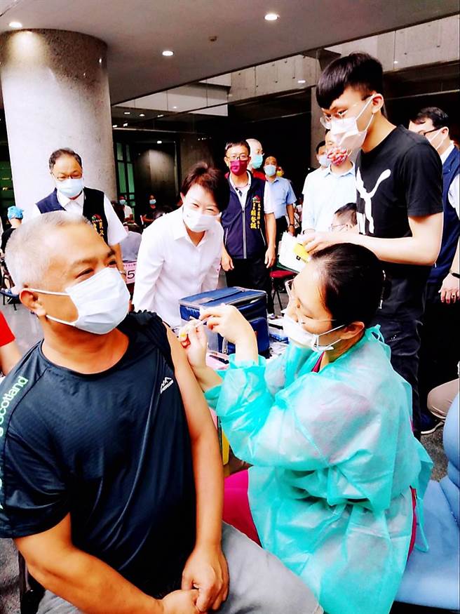 中市第11期新冠疫苗昨日開打，市長盧秀燕指示開設快打站加速疫苗接種。（台中市政府提供）