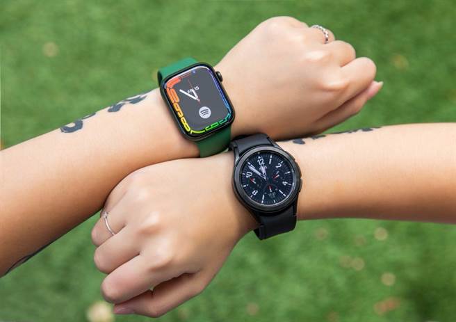 智慧手表成日常配件 实测：Apple Watch Series 7 vs Galaxy Watch 4 Classic。（石智中摄）