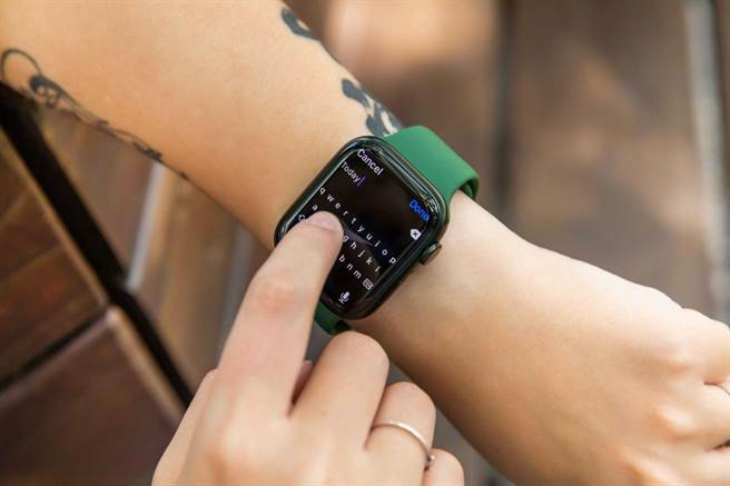 Apple Watch Series 7全新加入了完整的QWERTY键盘，实测过只要顺着字母移动，不用实际按到每个按键，都能轻松输入文字。（石智中摄）