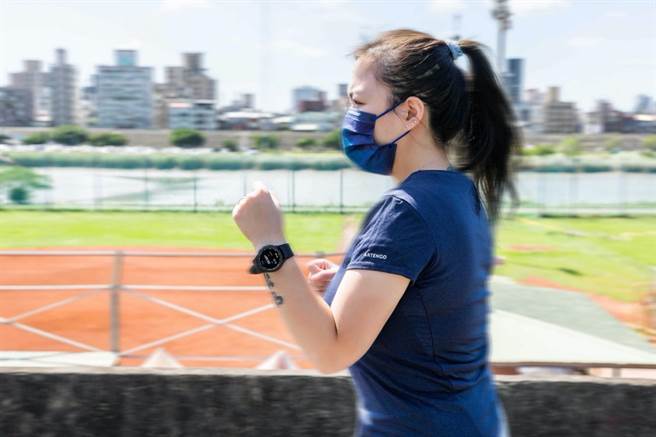 Galaxy Watch 4 Classic拥有90多种运动模式及团体挑战功能，更新增了如高尔夫球、跳绳、足球、羽球、直排轮等全新的运动模式。（石智中摄）