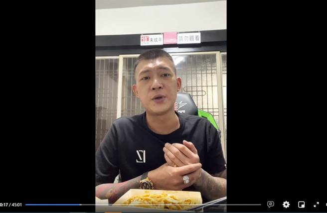 凤梨昨晚开直播呼吁没有耐心就别当保母。（图／翻摄自凤梨 吴泓逸脸书）