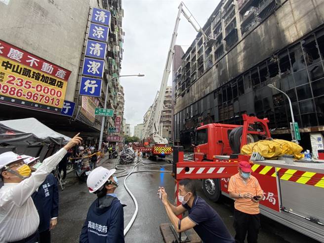 徐国勇在火警发生当日即南下坐镇，并令即要求内政部发函要求各地方政府，即刻启动全面清查盘点高风险建筑物，改善消防设备。(戴志扬翻摄)