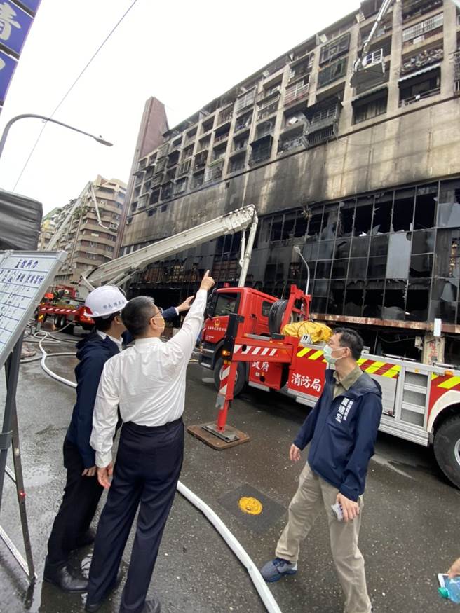 徐国勇在火警发生当日即南下坐镇，并令即要求内政部发函要求各地方政府，即刻启动全面清查盘点高风险建筑物，改善消防设备。