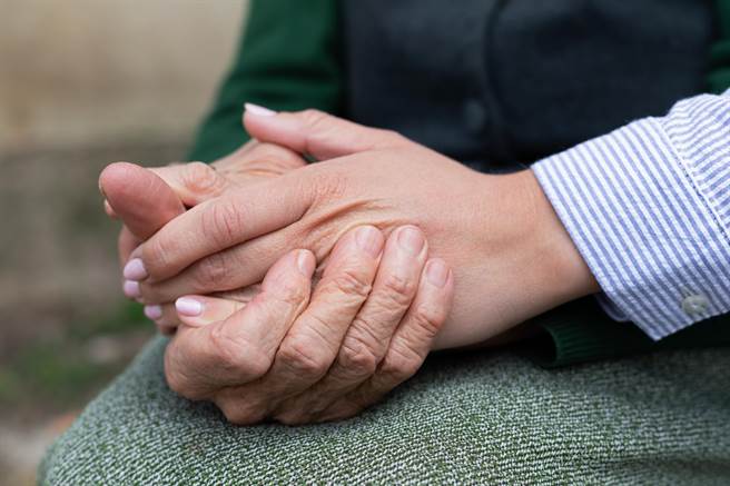 失智症人口渐增，65岁以上每12人就有1位失智，更考验照顾者的情绪沟通和危机处理能力。(示意图/shutterstock)
