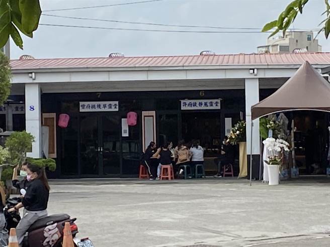 城中城大火烧死46人，其中6楼影城老板妹妹和媳妇双双罹难，家属在高雄市立殡仪馆设立灵堂。（石秀华摄）