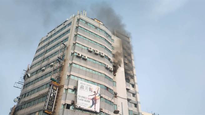 苗栗市为公路1栋12楼的商业大楼16日上午突然冒出火舌，起火点疑是8楼的冷气机，所幸该大楼并无住户，消防人员正逐层搜索中，目前尚无传出人员伤亡。（民眾提供／陈育贤苗传真）