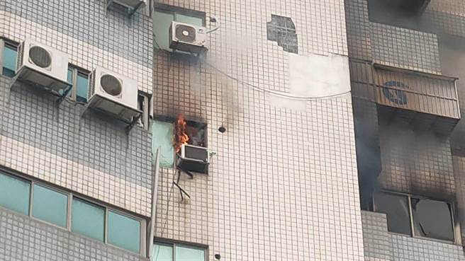 苗栗市为公路1栋12楼的商业大楼16日上午突然冒出火舌，起火点疑是8楼的冷气机，所幸该大楼并无住户，消防人员正逐层搜索中，目前尚无传出人员伤亡。（民眾提供／陈育贤苗传真）