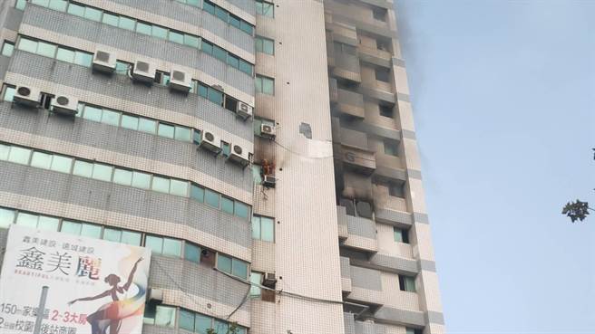 苗栗市为公路1栋12楼的商业大楼16日上午突然冒出火舌，起火点疑是8楼的冷气机，所幸该大楼并无住户，消防人员正逐层搜索中，目前尚无传出人员伤亡。（民眾提供／陈育贤苗传真）