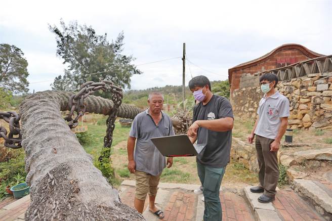 树木检测人员向周边居民说明老树内部腐朽情况。（金门县林务所提供）