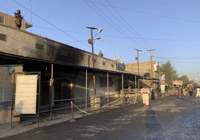 阿富汗南部坎達哈市（Kandahar）一座什葉派清真寺昨天發生自殺炸彈攻擊，造成至少41人死亡，約70人受傷，伊斯蘭國（Islamic State）今天招認犯案。(圖/美聯社)