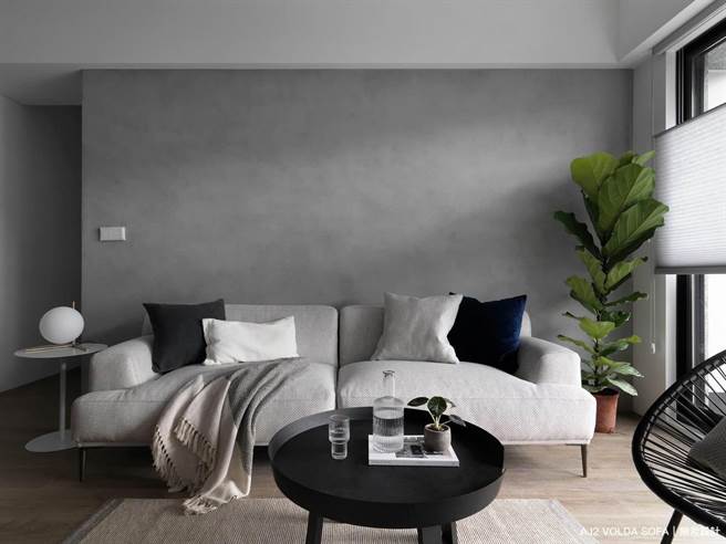 AJ2沃尔沙发，有极大自由度设计，可使用同款椅凳随性延伸，方向不仅在使用上不会被限制，单人椅凳甚至可以独立使用。（AJ2提供）