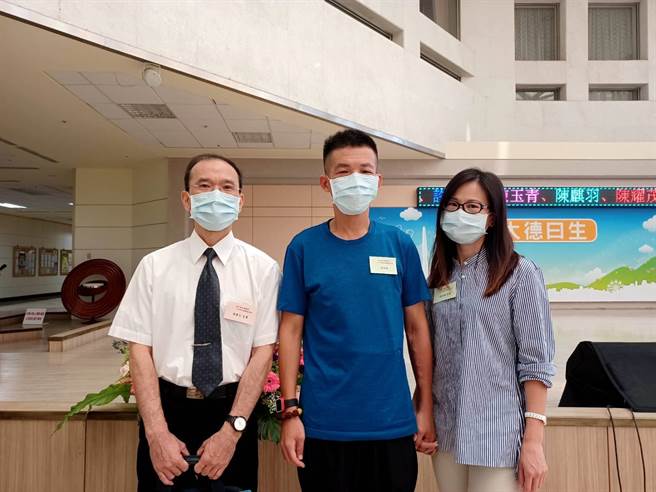 台北荣民总医院今举办「心传真爱-110年器官捐赠感恩会」，陈耀茂老伯伯的儿子陈盛章（左1）以器官捐赠者家属代表身分出席，中间为受赠者代表徐浩成，右边则为徐太太。（林周义摄）