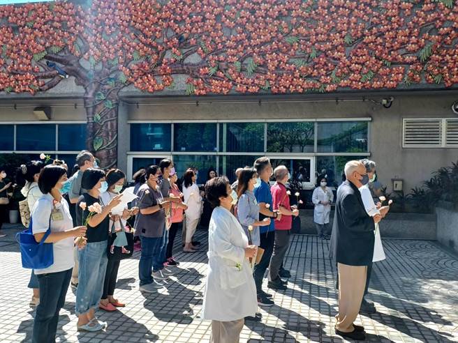 受赠者及捐赠者家属于「大德日生纪念园区」永生树旁，对捐赠者的大爱表达谢意。（林周义摄）