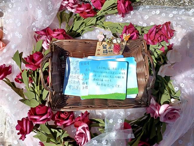 受赠者家属为陌生捐赠者写下卡片，表示会用余生的生命感念捐赠者，愿捐赠者家属一生平安。（林周义摄）