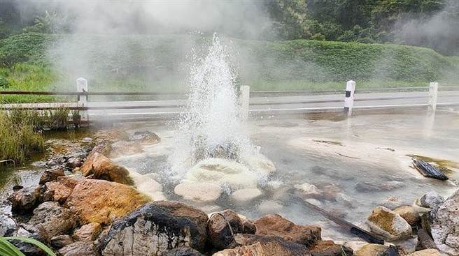男童拍照时竟不慎失足，跌入摄氏95°C的滚烫温泉当中。（图片翻摄自Instagram／help_for_mish）