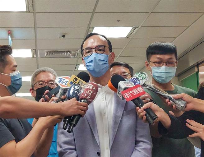 针对前美国国务卿莱斯指称，中国大陆遥控台湾内部亲中势力制造扰乱，让台湾政府难以施政，国民党主席朱立伦16日参加第24届「大爱奖」表扬活动前受访时质疑，背后是绿营所为，指控民进党向美方重要政治人物提供错误讯息，给台湾反对势力贴上「亲中卖台」的标籤。（张铠乙摄）
