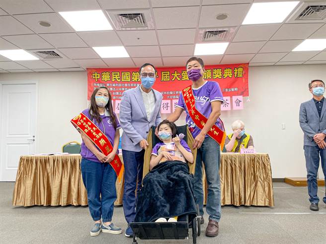 针对前美国国务卿莱斯指称，中国大陆遥控台湾内部亲中势力制造扰乱，让台湾政府难以施政，国民党主席朱立伦16日参加第24届「大爱奖」表扬活动前受访时质疑，背后是绿营所为，指控民进党向美方重要政治人物提供错误讯息，给台湾反对势力贴上「亲中卖台」的标籤。（张铠乙摄）
