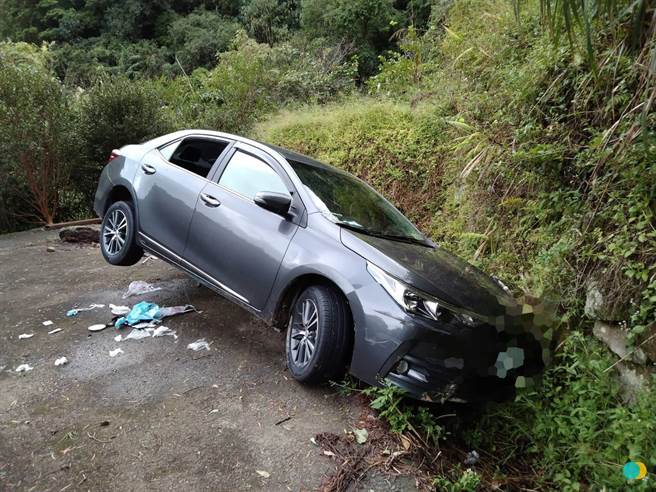 新北市57歲患有失智症的張姓男子13日獨自駕車，從樹林住家前往土城醫院就診，未料卻開到三峽山區卡在山溝中，警方一路調閱監視器終於找到張男。（警方提供）