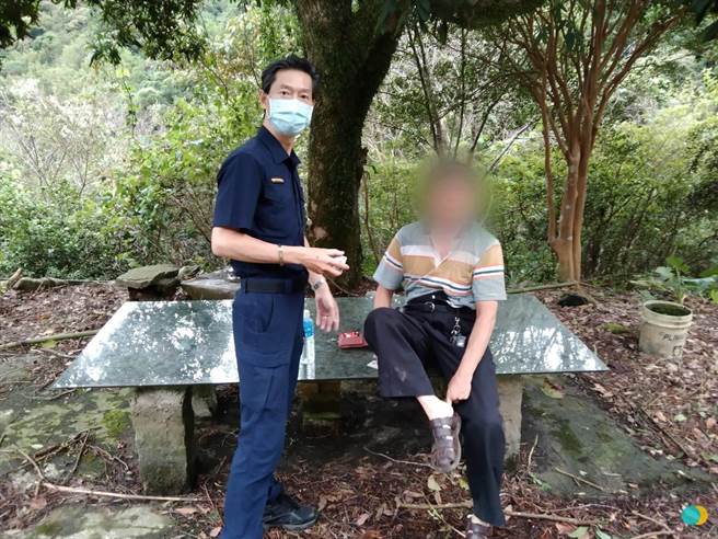 新北市57歲患有失智症的張姓男子13日獨自駕車，從樹林住家前往土城醫院就診，未料卻開到三峽山區卡在山溝中，警方一路調閱監視器終於找到張男。（警方提供）