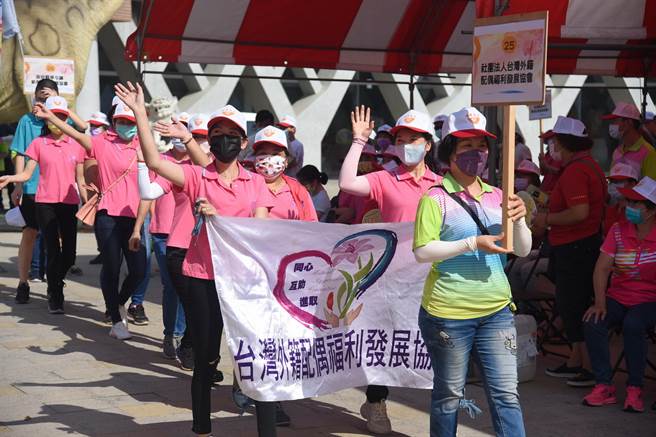 南投縣110年度志工大會師暨趣味競賽活動16日登場，來自全縣30個志工團隊300名志工精神抖擻的進場。（南投縣政府提供／馮惠宜南投傳真）