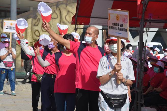南投縣110年度志工大會師暨趣味競賽活動16日登場，來自全縣30個志工團隊300名志工精神抖擻的進場。（南投縣政府提供／馮惠宜南投傳真）