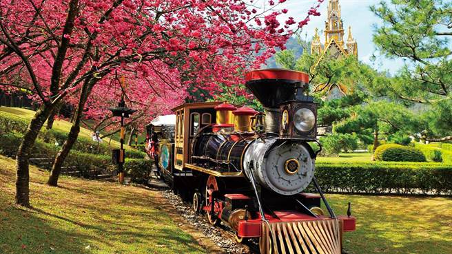 KKday推出台中高鐵單程票、九族文化村門票，享775元起優惠價，再贈日月潭纜車票。（KKday提供）