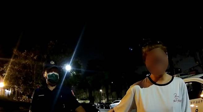 ▲女子夢遊半夜閉眼走上馬路，一路搖搖晃晃，警察都叫不醒。（民眾提供／陳淑芬台中傳真）