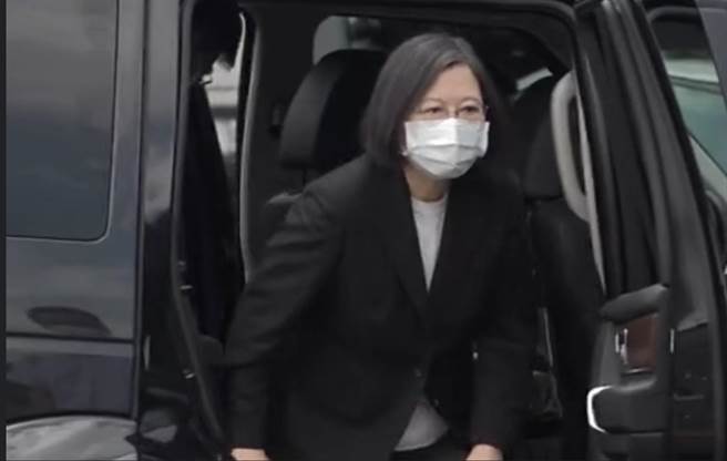 总统蔡英文今（16）日上午至高雄市立殡仪馆向城中城大火不幸罹难者联合灵堂捻香。（石秀华摄）